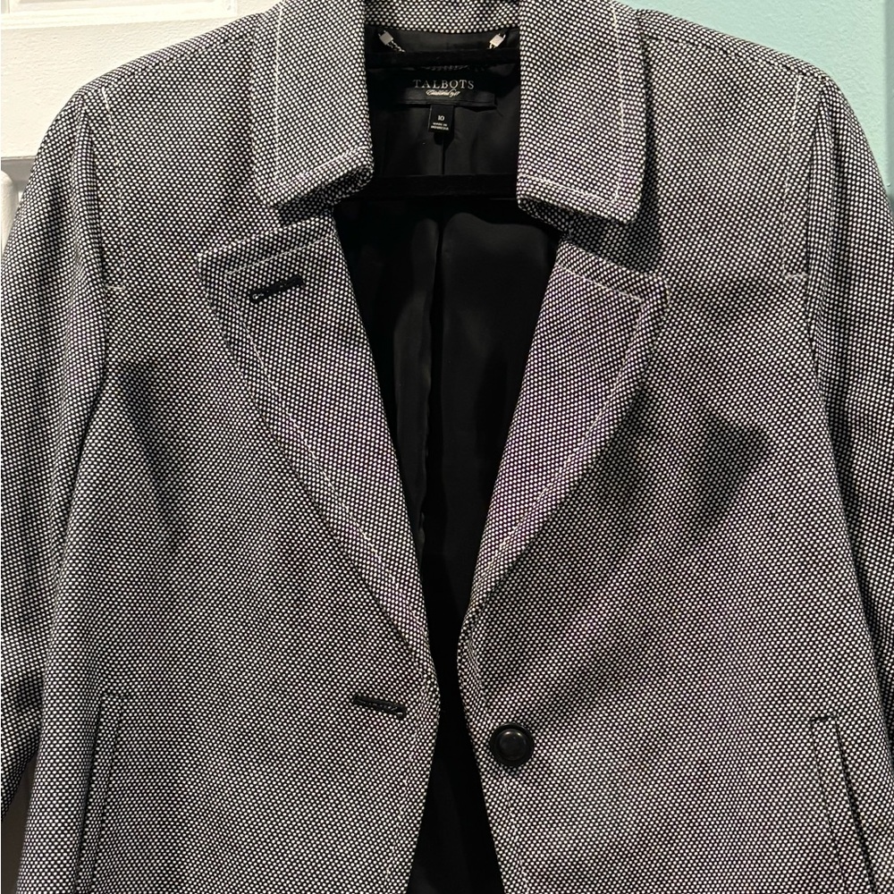Talbots Elegant Black/white blazer. Nice details.year round fabric.size10.pocket